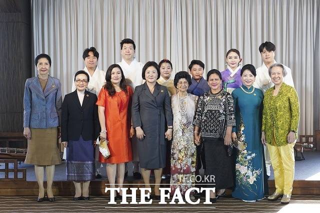 김정숙 여사와 아세안 정상 부인들이 26일 오후 부산 파라다이스호텔에서 열린 영부인 오찬을 마친 후 공연단과 기념촬영하고 있다. 앞 줄 왼쪽부터 태국 총리 부인 나라펀 짠오차 여사, 라오스 총리 부인 날리 시술릿 여사, 필리핀 대통령 부인 시엘리토 이반세냐 여사, 김 여사, 말레이시아 총리 부인 시티 하스마 빈티 모하마드 알리 여사, 인도네시아 대통령 부인 이리아니 조코 위도도 여사, 베트남 총리 부인 쩐 으우엣 투 여사, 싱가포르 총리 부인 호칭 여사. /2019 한-아세안 특별정상회의 제공