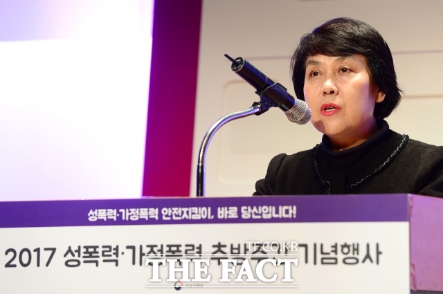 정춘숙 더불어민주당 의원이 26일 서울남부지검에 피고발인 신분으로 출석했다. 사진은 지난 2017년 11월 29일 성폭력 관련 행사에 참가한 정 의원. / 더팩트 DB