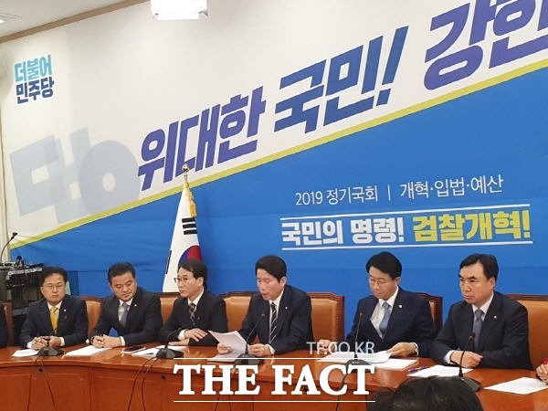 이인영 더불어민주당 원내대표는 26일 원내대책회의에서 야당에 일주일간 패스트트랙 집중 협상을 하자고 제안했다. /국회=박숙현 기자