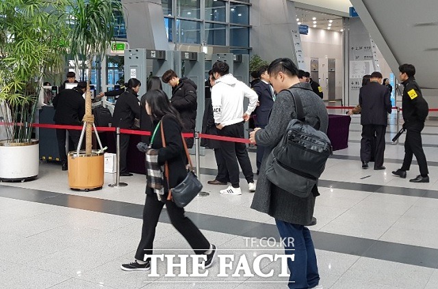 26일 오전 부산 해운대구 벡스코 제1전시관 지하주차장에서 출입을 기다리던 일부 취재진과 직원들은 문재인 대통령과 아세안 국가 정상들의 특별정상회의 시작 이후 1층으로 진입할 수 있었다. /부산=신진환 기자