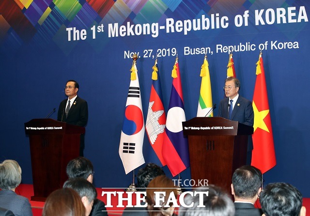 문재인 대통령과 쁘라윳 짠-오차 태국 총리가 27일 오전 부산 벡스코에서 열린 한·메콩 공동언론발표에서 한강·메콩강 선언 채택을 발표하고 있다. /2019 한-아세안 특별정상회의 제공
