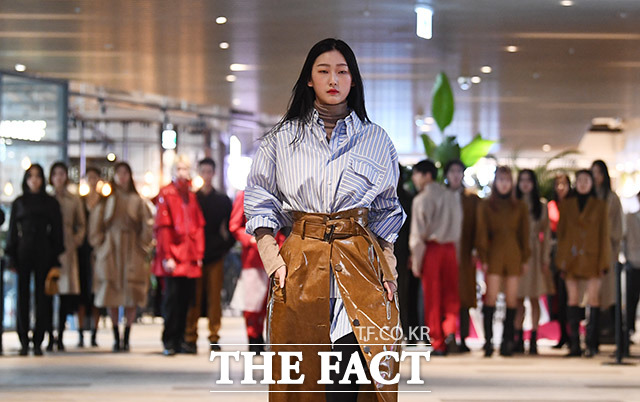 27일 오후 서울 용산구 아이파크몰에서 서울 365 스트리트 패션쇼가 열린 가운데 모델들이 런웨이를 밟고 있다. /이동률 기자