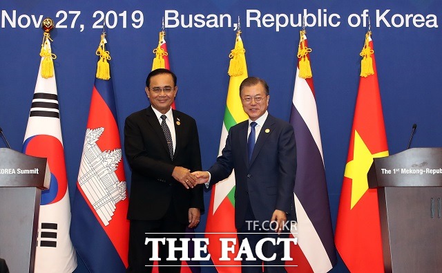 문재인 대통령과 쁘라윳 짠-오차 태국 총리가 27일 오전 부산 벡스코에서 제1차 한·메콩 정상회의 공동언론발표를 마친 뒤 악수하고 있다. /2019 한-아세안 특별정상회의 제공