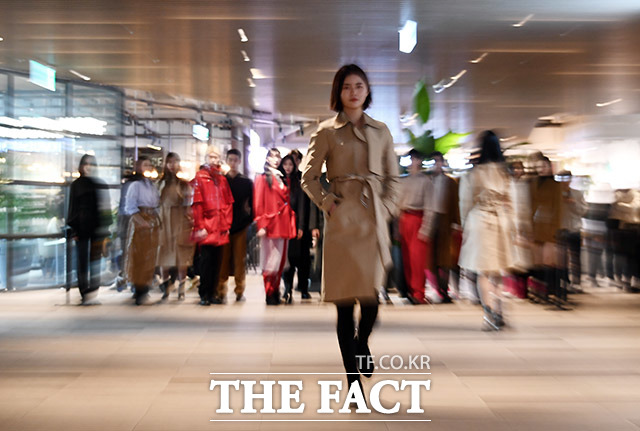 27일 오후 서울 용산구 아이파크몰에서 서울 365 스트리트 패션쇼가 열린 가운데 모델들이 런웨이를 밟고 있다. /이동률 기자