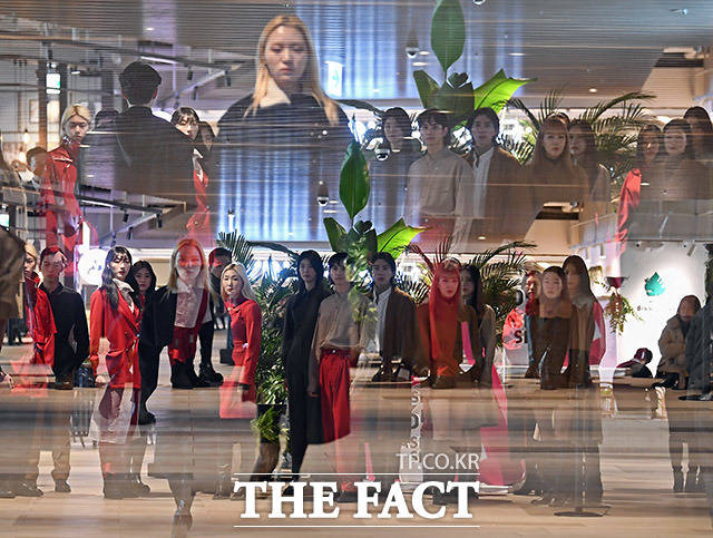 27일 오후 서울 용산구 용산역 아이파크몰에서 서울 365 스트리트 패션쇼가 열린 가운데 모델들이 런웨이를 밟고 있다. /이동률 기자
