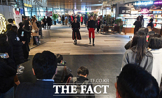 27일 오후 서울 용산구 아이파크몰에서 서울 365 스트리트 패션쇼가 열린 가운데 모델들의 런웨이를 시민들이 관람하고 있다. /이동률 기자