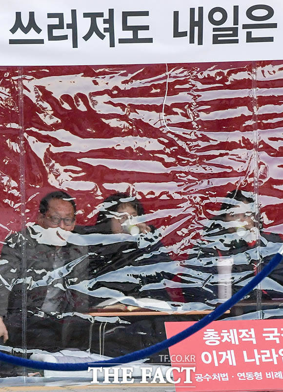 물을 마시는 두 최고위원, 그리고 천막을 찾은 김도읍 의원(왼쪽)