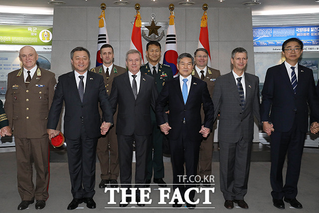 정경두 국방부 장관(앞줄 왼쪽에서 네번째)이 28일 오전 서울 용산구 국방부에서 열린 한·을 앞두고 티보르 벤쾨 헝가리 국방부 장관(앞줄 왼쪽에서 세번째) 등과 기념촬영을 하고 있다. /이선화 기자