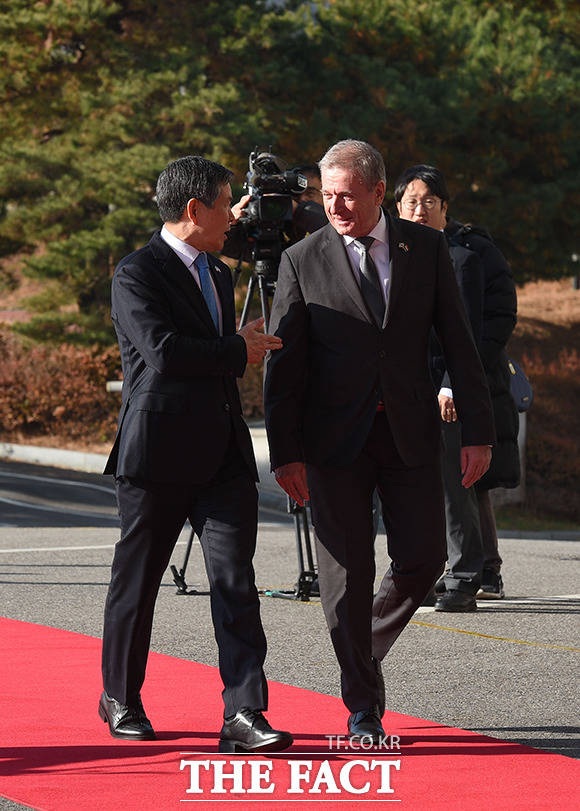 정경두 국방부 장관(왼쪽)과 티보르 벤쾨 헝가리 국방부 장관이 28일 오전 서울 용산구 국방부에서 열린 한-헝가리 국방장관 회담을 앞두고 의장대 사열을 받으며 대화를 나누고 있다. /이선화 기자