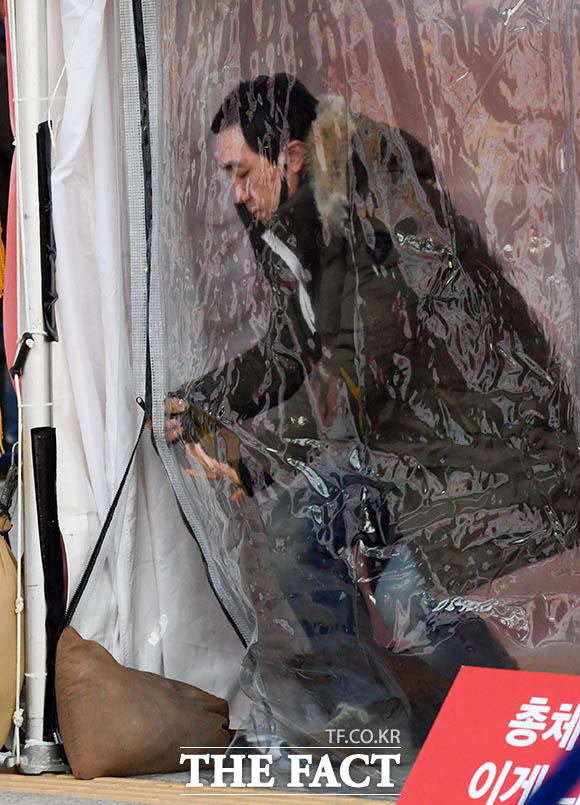 바람 들어올라~ 추운 날씨에 황급히 지퍼를 닫는 관계자