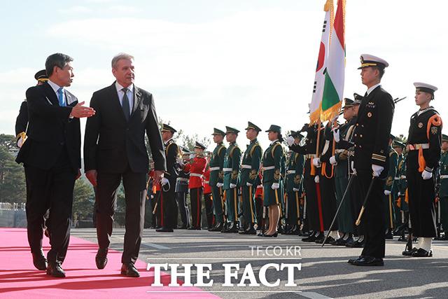 정경두 국방부 장관(왼쪽)과 티보르 벤쾨 헝가리 국방부 장관이 28일 오전 서울 용산구 국방부에서 열린 한-헝가리 국방장관 회담을 앞두고 의장대 사열을 받고 있다. /이선화 기자