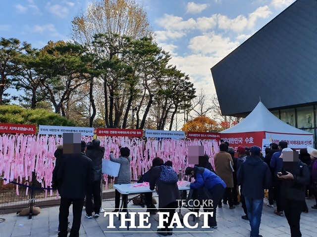 지난 26일 청와대 사랑채 앞 황교안 한국당 대표 단식농성장에 모여든 지지자들이 응원의 메시지를 남기고 있는 모습. /허주열 기자