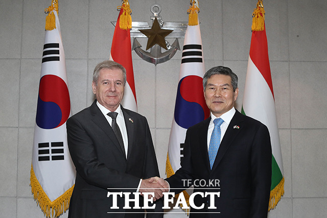 정경두 국방부 장관(오른쪽)과 티보르 벤쾨 헝가리 국방부 장관이 28일 오전 서울 용산구 국방부에서 열린 한·을 앞두고 기념촬영을 하고 있다. /이선화 기자