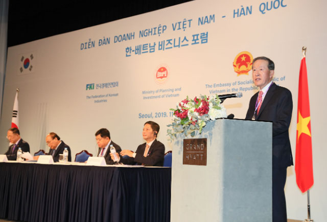 허창수 전국경제인연합회 회장이 28일 오전 그랜드하얏트호텔에서 열린 응우옌 쑤언 푹 베트남 총리 초청 한·베트남 비즈니스 포럼에 참석해 인사말을 하고 있다. /전국경제인연합회 제공