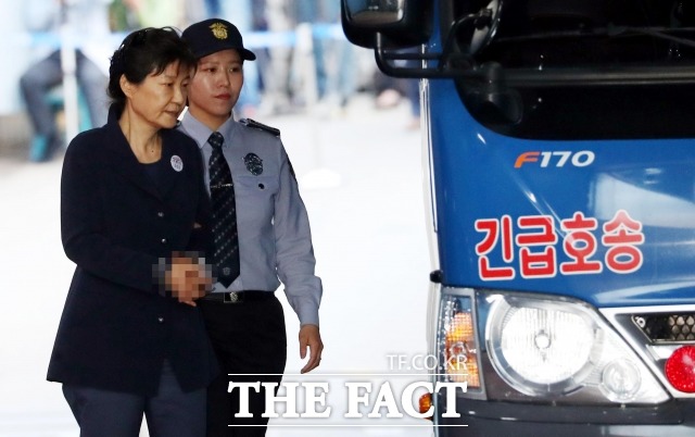 대법원이 28일 박근혜 전 대통령의 국정원 특수활동비 사건에 대해 파기환송을 결정했다./ 더팩트 DB