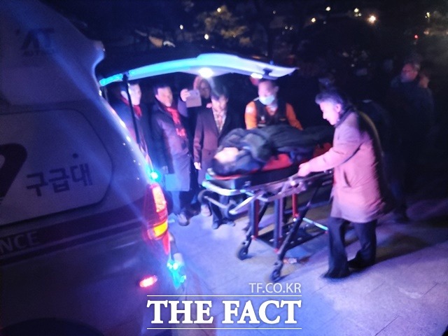 27일 밤 황교안 자유한국당 대표가 공수처 설치, 연동형 비례대표 선거제 철회를 요구하며 청와대 앞에서 8일째 단식하다 의식을 잃고 인근 병원으로 이송된 가운데 28일 한국당이 문재인 대통령과 이해찬 더불어민주당 대표를 명예훼손 혐의로 검찰에 고소했다. 황 대표가 병원으로 이송되고 있는 모습. /한국당 제공