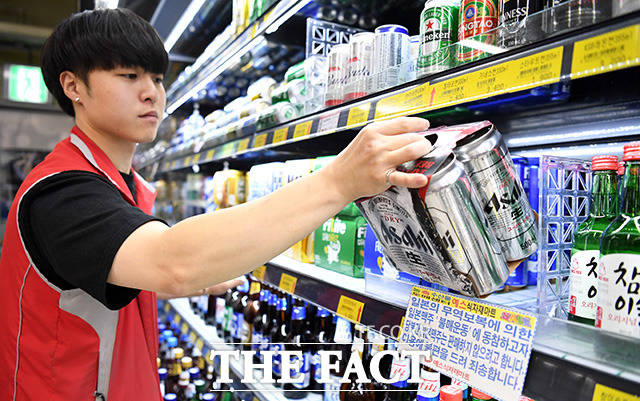 일본의 한국 맥주 수출 실적이 지난달 0원을 기록했다. 사진은 지난 7월 일본 제품 불매운동 여파로 사진은 경기도 수원 장안구의 한 마트 직원이 일본 맥주를 매대에서 빼고 있는 모습. /임영무 기자