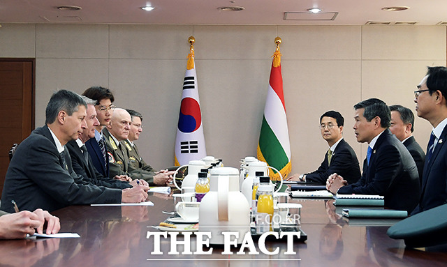 티보르 벤쾨 헝가리 국방부 장관(왼쪽에서 두번째)과 정경두 국방부 장관(오른쪽에서 두번째)이 28일 오전 서울 용산 국방부에서 한·헝가리 국방장관 회담을 하고 있다. /이선화 기자