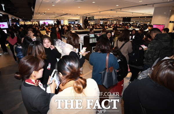 10월 국내 면세점을 찾은 외국인 고객이 사드 사태 이후 최대치를 기록했다. 사진은 서울의 한 시내면세점 모습. /더팩트 DB