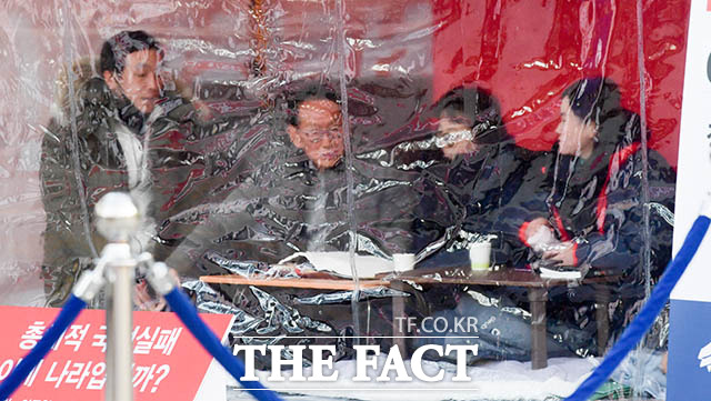추위에 두꺼운 외투를 입은 채 동조 단식 중인 정미경과 신보라(왼쪽 세 번째부터). 천막에는 방한용 비닐이 덮여 있다.