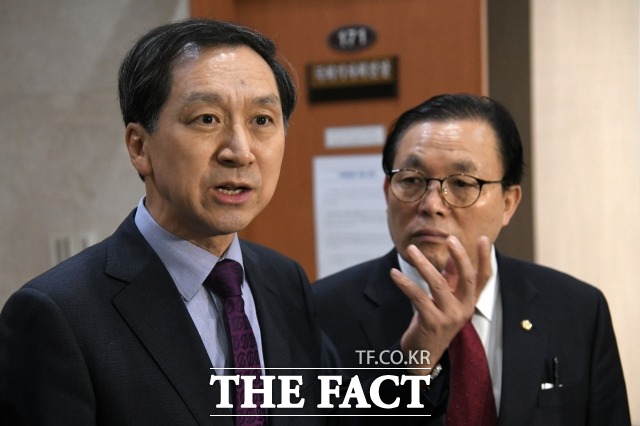 김기현 전 울산시장과 이채익 자유한국당 의원이 3월 19일 오전 서울 여의도 국회에서 작년 6.13 지방선거 당시 이뤄진 측근비리 수사 무혐의 처분에 대한 기자회견을 갖고 있다. /남윤호 기자