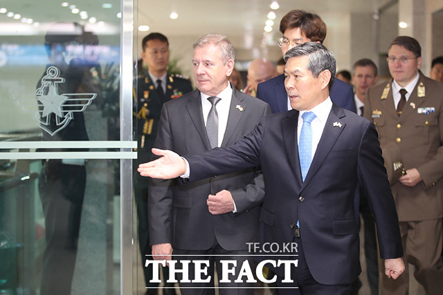 정경두 국방부 장관(오른쪽)과 티보르 벤쾨 헝가리 국방장관이 28일 오전 서울 용산구 국방부에서 열린 한·헝가리 국방장관 회담에 앞서 기념촬영을 위해 안으로 입장하고 있다. /이선화 기자