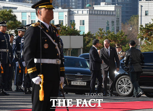 정경두 국방부 장관과 티보르 벤쾨 헝가리 국방장관이 28일 오전 서울 용산구 국방부에서 열린 한-헝가리 국방장관 회담에 앞서 의장대 행사에 참석하고 있다. /이선화 기자