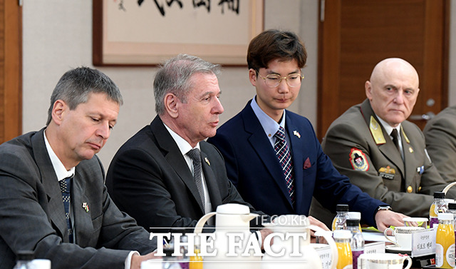 티보르 벤쾨 헝가리 국방부 장관(왼쪽에서 두번째)이 28일 오전 서울 용산 국방부에서 한·헝가리 국방장관 회담을 갖고 모두발언을 하고 있다. /이선화 기자
