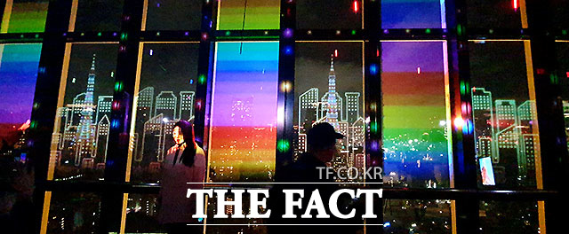 일본 도쿄타워 대전망대에서 바라본 25일 도쿄 시내의 모습이 전망대 LED 레이저와 합쳐져 멋진 모습을 연출하고 있다. /이효균 기자