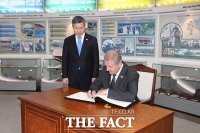 [TF포토] 방명록 작성하는 티보르 벤쾨 헝가리 국방장관