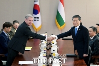 [TF포토] '악수하는 한국-헝가리 국방장관'