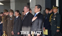 [TF포토] 의장대 사열 받는 정경두-티보르 벤쾨 국방장관
