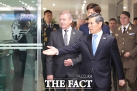 [TF포토] '헝가리 국방부 장관 안내하는 정경두'