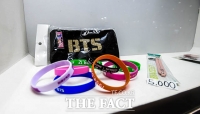 [TF포토] '가짜 조심하세요!' 전시된 BTS 위조 상품