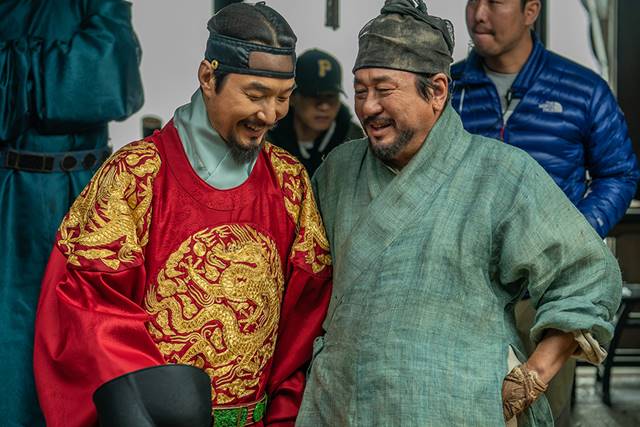 한석규(왼쪽)와 최민식은 영화 쉬리 이후 20년 만에 한 작품에서 만나게 됐다. /롯데엔터테인먼트 제공