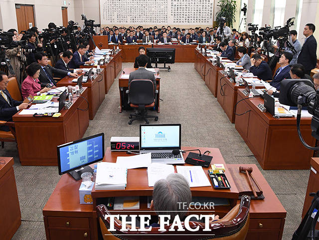 29일 데이터3법인 개인정보보호법·신용정보법이 국회 법사위원회를 통과하지 못했다. 지난 10월 열린 국회 법사위원회 전체회의. /국회=배정한 기자