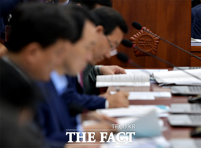 데이터 3법 가운데 하나인 신용정보법 개정안이 29일 소관 상임위원회인 정무위원회를 통과했다. /더팩트 DB
