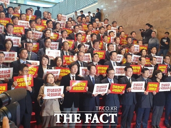 지난달 29일 민주당은 국회 본회의가 파행되자 한국당 규탄 대회를 열어 한국당의 필리버스터 신청 철회를 촉구했다. /박숙현 기자