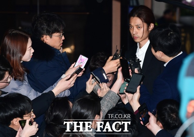 성관계 장면을 불법 촬영해 유포한 혐의를 받고 있는 가수 정준영이 15일 오전 서울 종로구 내자동 서울지방경찰청 광역수사대에서 조사를 마친 뒤 취재진과 질의응답을 하고 있다. /이동률 기자