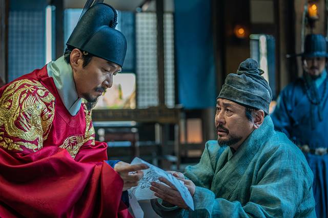 한석규(왼쪽)는 극 중 세종을, 최민식은 장영실 역을 맡았다. /롯데엔터테인먼트 제공