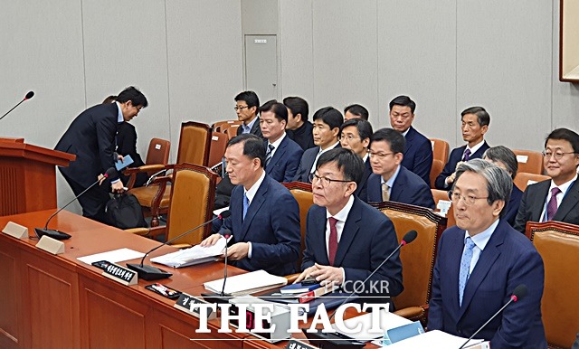 노영민 대통령 비서실장(오른쪽)이 29일 오전 국회 운영위원회 전체회의에 출석해 의원들과 질의응답을 주고받는 과정에서 김기현 전 울산시장에 대한 하명 수사는 없었다고 강조했다. /국회=허주열 기자