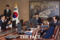  한은, 기준금리 1.25% 동결 '숨고르기'…'경제 상황 지켜볼 것'