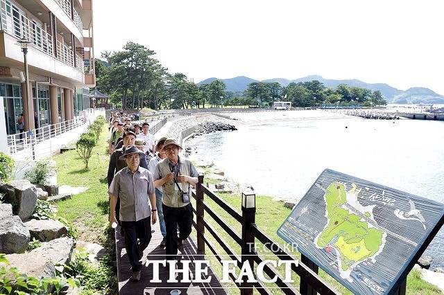 대통령 휴양지로 이용되고 있는 경남 거제시 저도가 다음 달 1일부터 3개월간 문을 닫는다. 사진은 지난 7월 30일 저도를 찾은 문재인 대통령이 국민들과 함께 산책로를 걷고 있는 모습. /청와대 제공