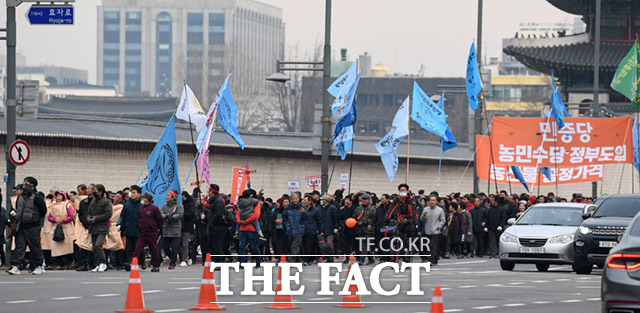 2019 전국민중대회가 30일 오후 서울 종로구 광화문광장에서 열려 집회 참석자들이 문재인 정부와 정치권을 규탄하는 구호를 외치며 청와대로 행진하고 있다. /임세준 기자