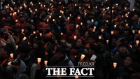 [TF포토] '촛불들고 정권 규탄하는 노동자들'