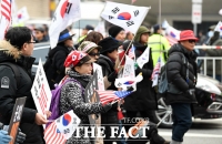 [TF포토] '태극기와 성조기 흔들며 행진하는 보수단체'