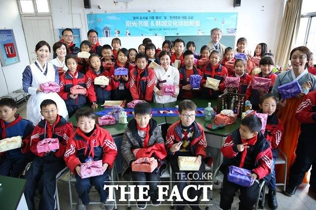 대한항공이 지난달 29일 중국 절강성 항저우시 통루현 통루창업학교에서 꿈의 도서실 기증 행사를 진행했다고 1일 밝혔다. /대한항공 제공