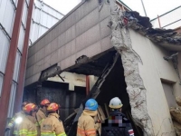  과천 건물 철거 중 붕괴, 매몰자 2명 구조 '생명 지장 無'