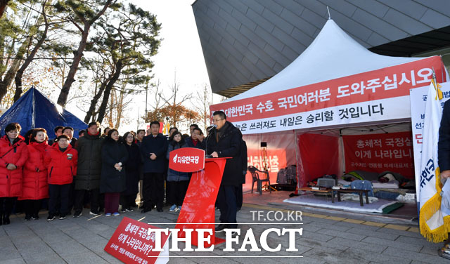 황교안 자유한국당 대표(가운데)가 단식 중단 나흘만에 당무에 복귀한 가운데 2일 오전 서울 종로구 청와대 사랑채 단식 투쟁 천막 앞에서 열린 최고위원회의에 참석해 모두발언을 하고 있다./남윤호 기자