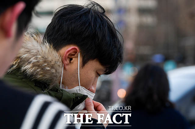서울의 아침 최저기온이 영하 2도까지 떨어진 2일 오전 서울 종로구 광화문 네거리에서 한 시민이 두꺼운 외투에 마스크를 착용하고 있다. /김세정 기자